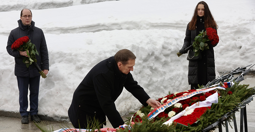 Возложение цветов к братской могиле, в которой похоронен М.И. Нарышкин
