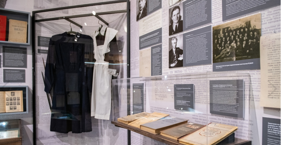 В Музее политической истории открылась выставка «История в учебнике, учебник в истории»