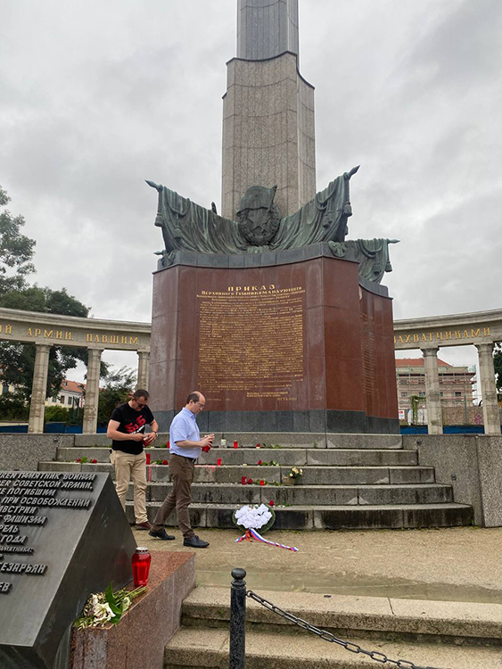 Делегация РИО возложила венок к памятнику советским воинам в Вене 
